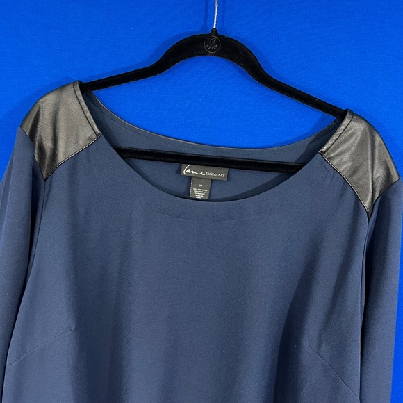 🔥2/$10 LANE BRYANT•| Navy Blue Black Faux Leather Zipper Sleeve Blouse/Tunic 26 - Picture 3 of 11